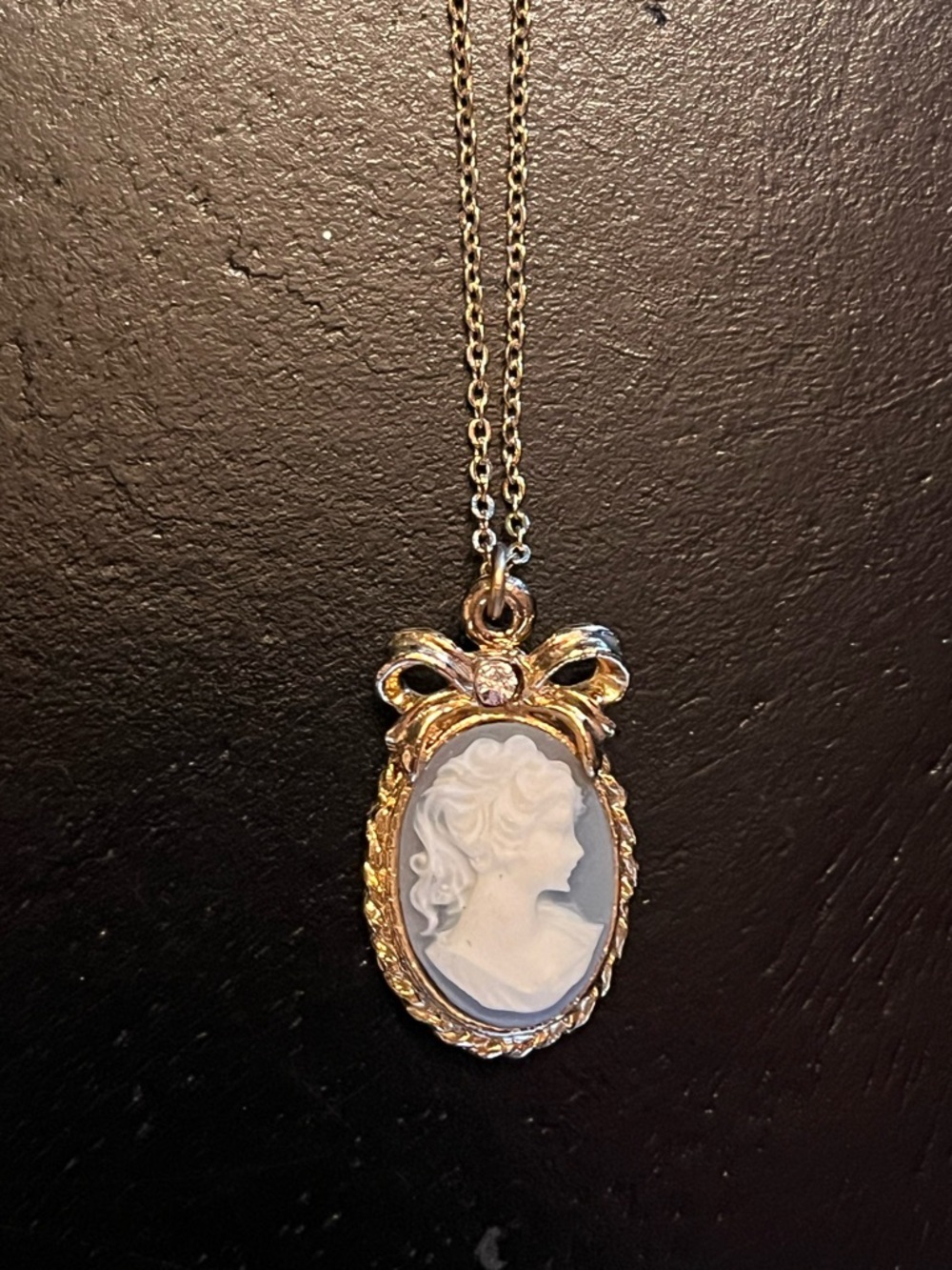 Gold Cameo Pendant Necklace - Vintage-Style